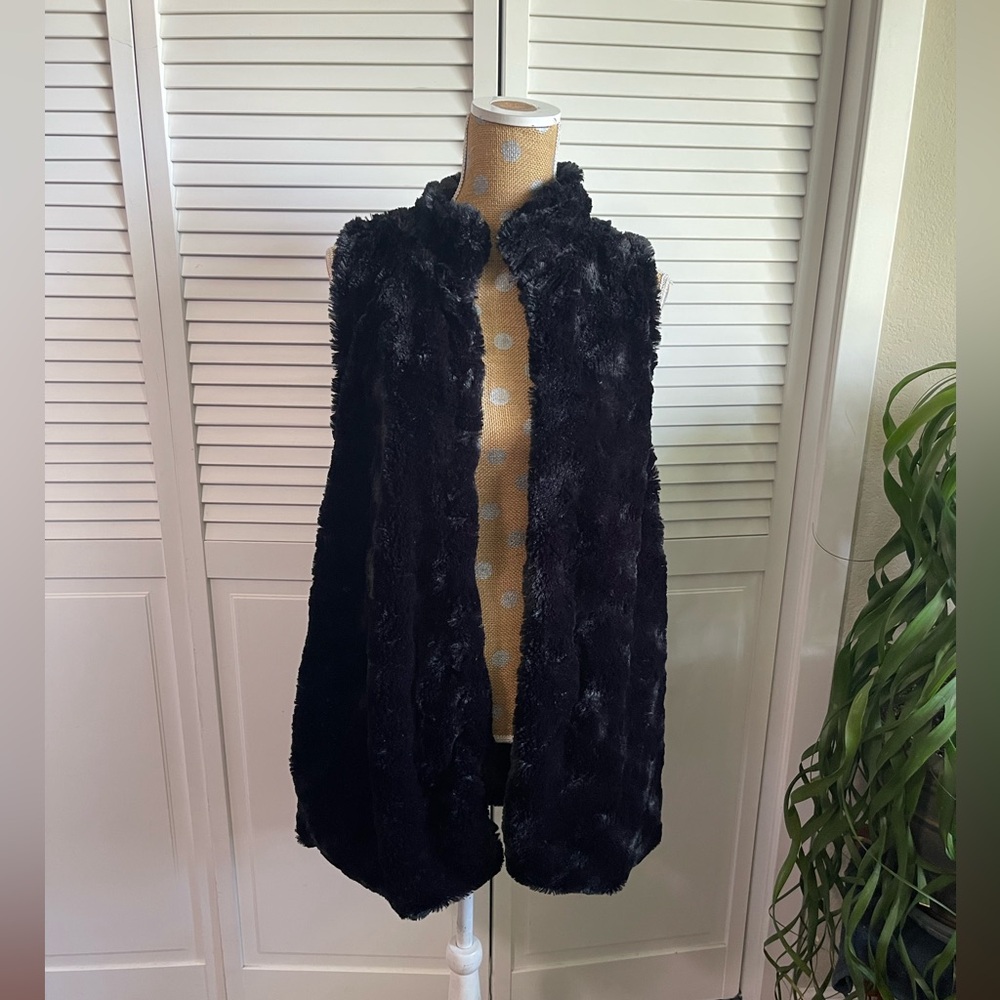 Fake fur French laundry, extra large black vest with pockets